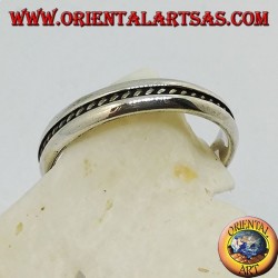 Bande en argent avec tresse bas-relief centrale