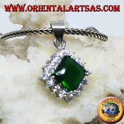 Colgante de plata con circón cuadrado de color esmeralda rodeado de circonita cúbica