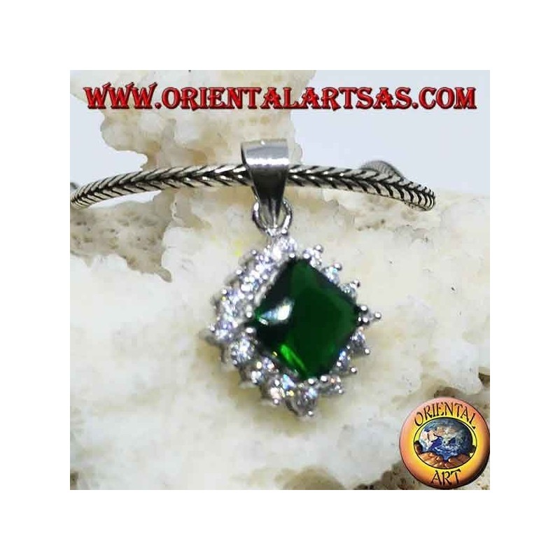 Colgante de plata con circón cuadrado de color esmeralda rodeado de circonita cúbica