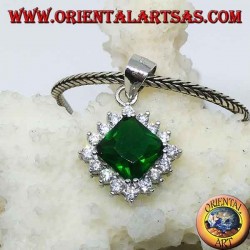 Pendentif en argent avec zircon carré de couleur émeraude entouré de zircone cubique