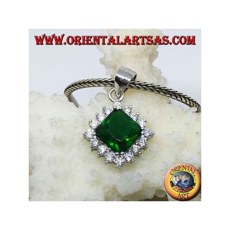 Colgante de plata con circón cuadrado de color esmeralda rodeado de circonita cúbica