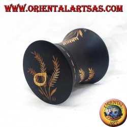 Caja cilíndrica en madera de caoba con decoraciones agrícolas talladas a mano.