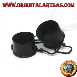 Caja cilíndrica y bolsa rígida en corteza de árbol y bambú.