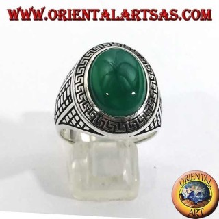 Anillo de plata con gran ágata verde ovalada rodeada por una rejilla de bajorrelieve