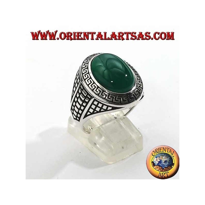Bague en argent avec une grande agate verte ovale entourée d'une grille en bas-relief
