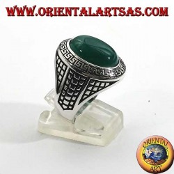 Anillo de plata con gran ágata verde ovalada rodeada por una rejilla de bajorrelieve