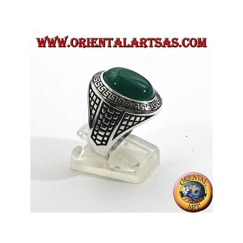 Anillo de plata con gran ágata verde ovalada rodeada por una rejilla de bajorrelieve