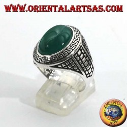 Anillo de plata con gran ágata verde ovalada rodeada por una rejilla de bajorrelieve