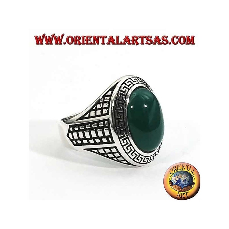 Anello in argento con agata verde ovale grande contornata da greca a bassorilievo
