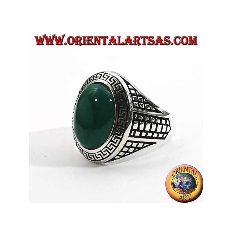 Anillo de plata con gran ágata verde ovalada rodeada por una rejilla de bajorrelieve