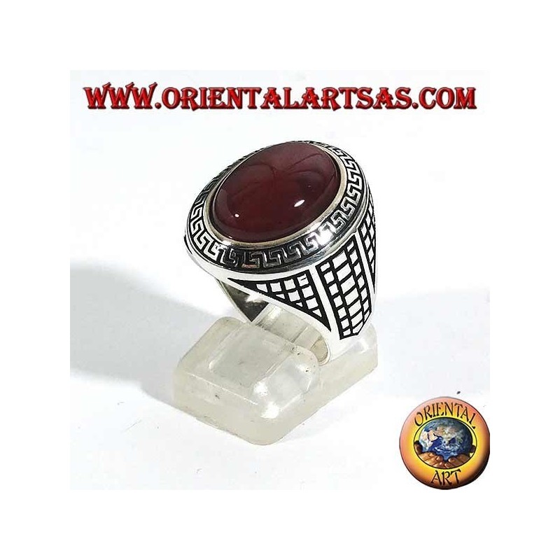 Anillo de plata con gran cornalina ovalada rodeada por un relieve griego