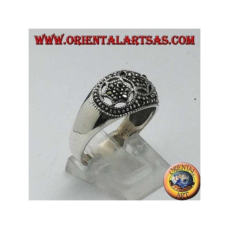 Anello a fedina bombata in argento con tre stelle a sei punte in marcasite