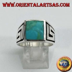 Anillo de plata con turquesa natural cuadrada y laberinto en los lados.