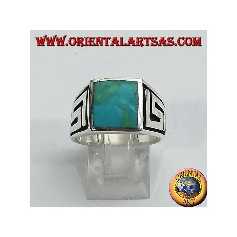 Anillo de plata con turquesa natural cuadrada y laberinto en los lados.