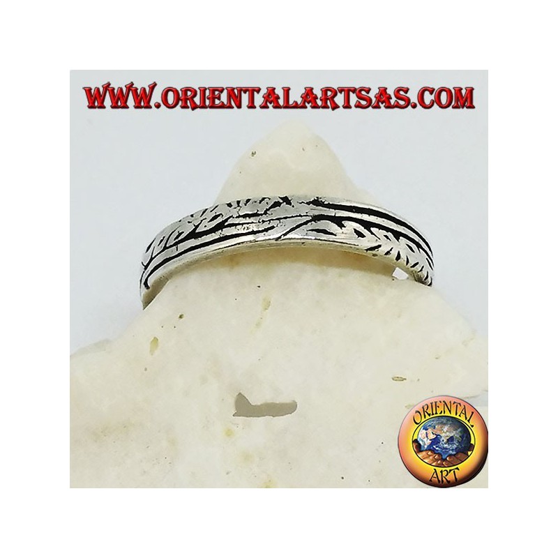 Ring in silver with engravings