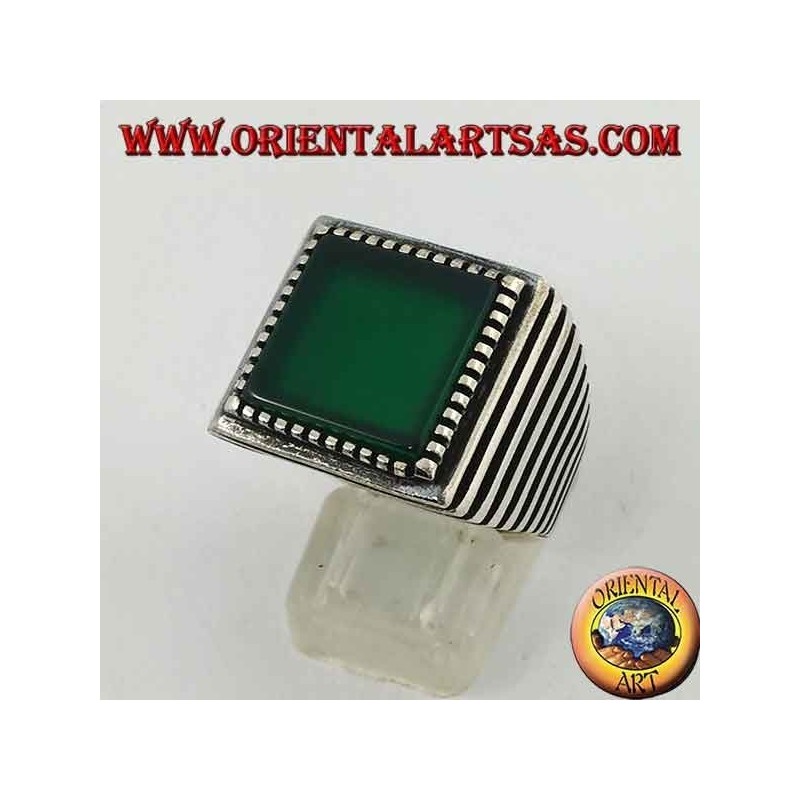 Anello in argento con agata verde quadrata grande, rigato sui lati