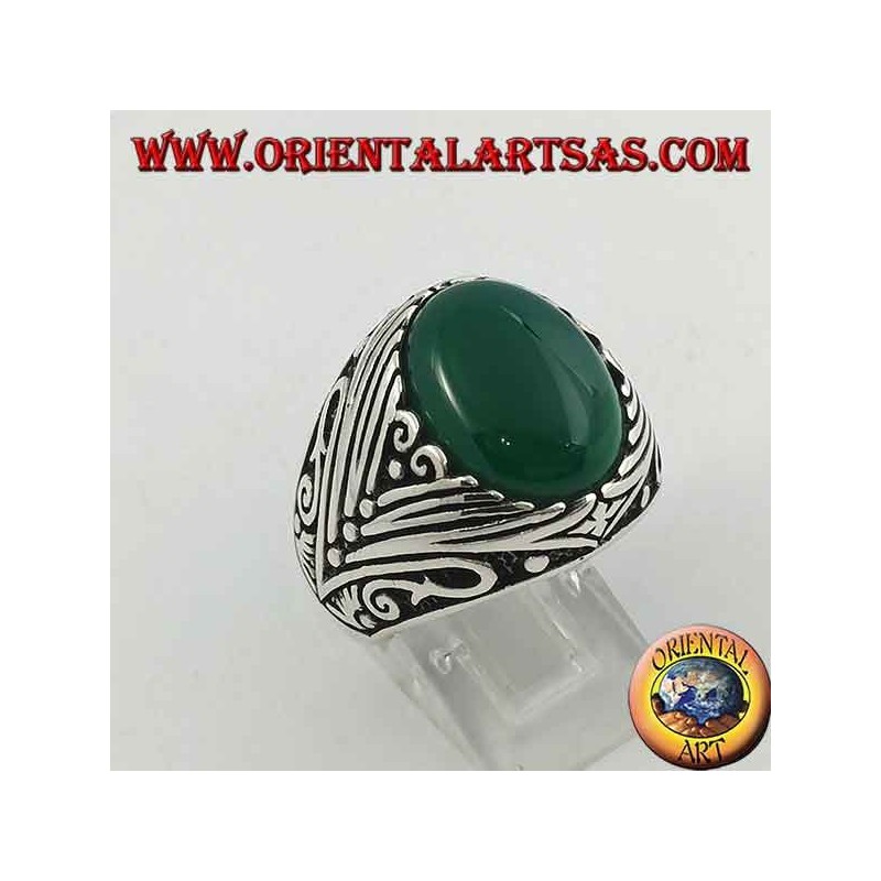 Anello in argento con agata verde ovale a cabochon con incisioni profonde laterali