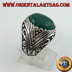 Anillo de plata con cabujón de ágata verde ovalado con grabados laterales profundos