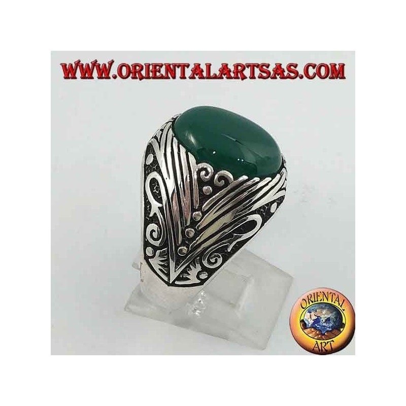 Bague en argent avec cabochon ovale en agate verte avec gravures latérales profondes