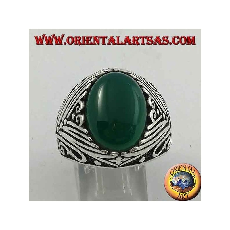 Anello in argento con agata verde ovale a cabochon con incisioni profonde laterali