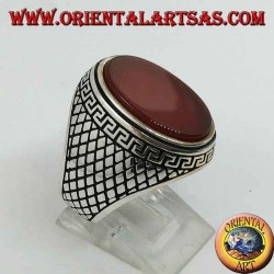 Anillo de plata con gran cornalina ovalada y plana rodeada por un relieve griego