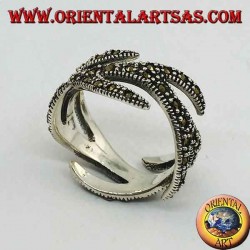 Anillo de plata con marcasita, diseño de fuego tallado