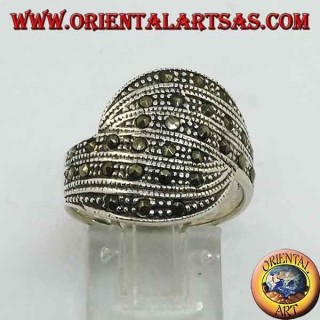 Bague en argent, étreinte de deux bandes avec marcassite