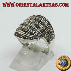 Anillo de plata, abrazo de dos bandas con marcasita