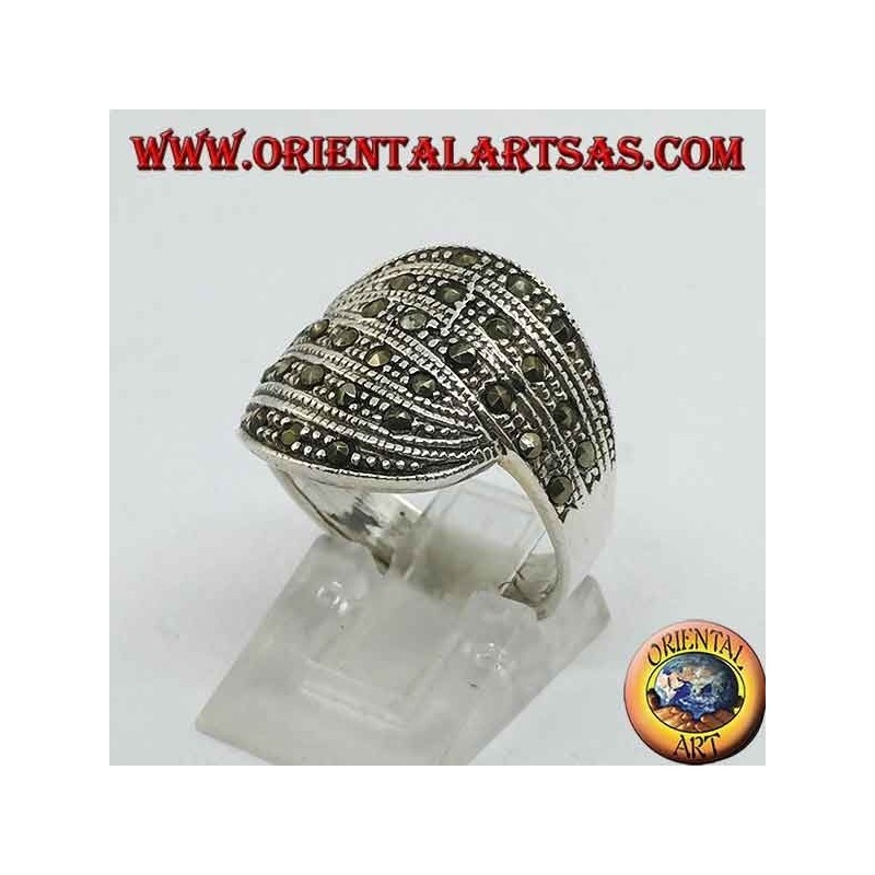 Anello in argento, abbraccio di due fasce con marcasite
