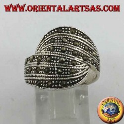 Anillo de plata, abrazo de dos bandas con marcasita
