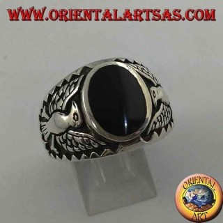 Anello in argento con onice ovale e aquila federale in bassorilievo sui lati 