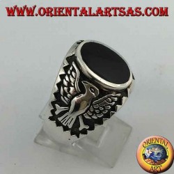 Anillo de plata con ónice ovalado y águila federal en bajorrelieve en los costados