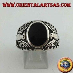Anillo de plata con ónice ovalado y águila federal en bajorrelieve en los costados
