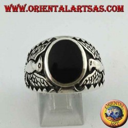 Anillo de plata con ónice ovalado y águila federal en bajorrelieve en los costados