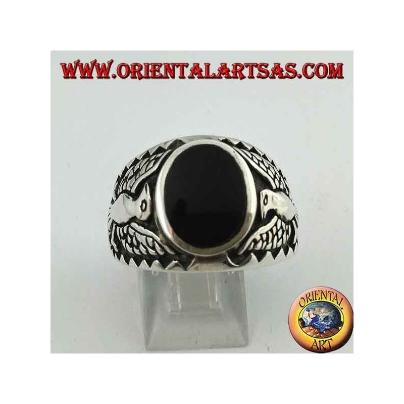 Bague en argent avec onyx ovale et aigle fédéral en bas-relief sur les côtés