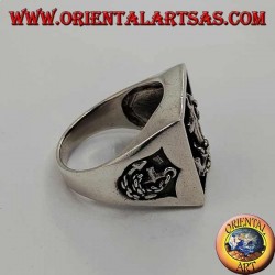 Anillo de plata con sello cuadrado y ancla