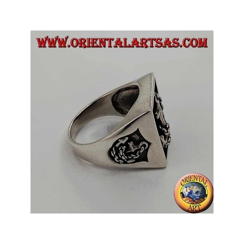 Anillo de plata con sello cuadrado y ancla