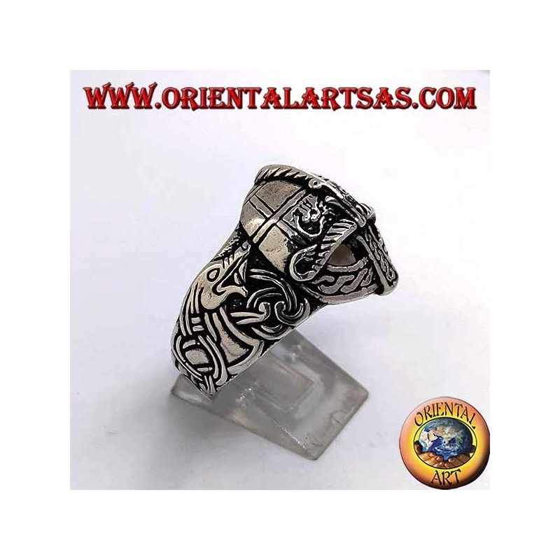 Anello in argento a forma di elmo con incisioni celtiche