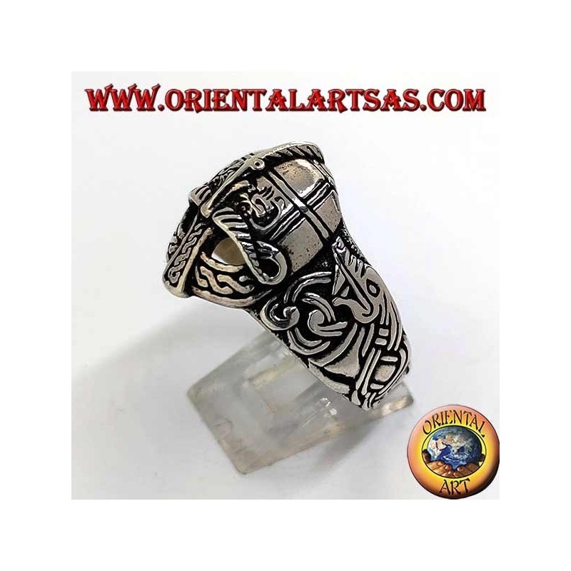 Anillo de plata en forma de casco con grabados celtas
