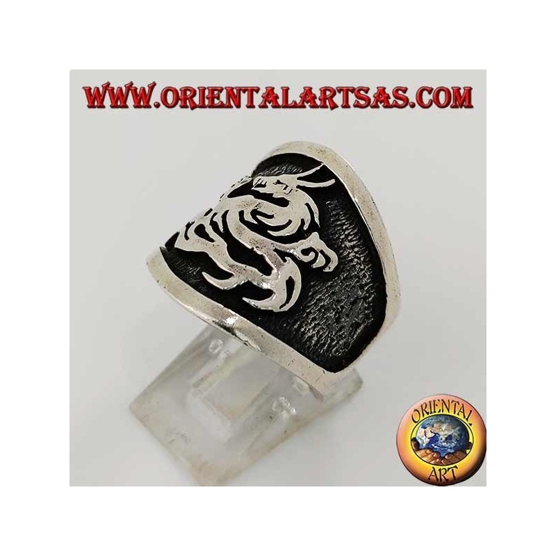 Anello in argento a fascia larga con drago in altorilievo