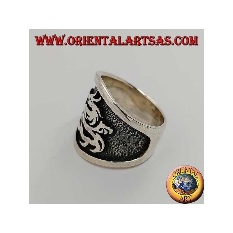 Bague large bande en argent avec dragon en haut-relief