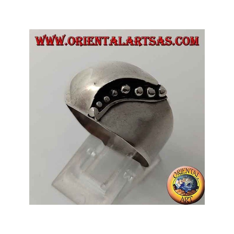 Anello in argento a fascia bombato frontalmente con linea curva di puntini