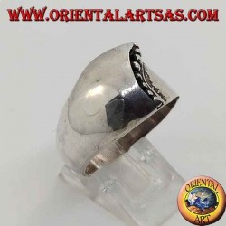 Anillo de plata con una banda convexa en el frente con una línea curva de puntos