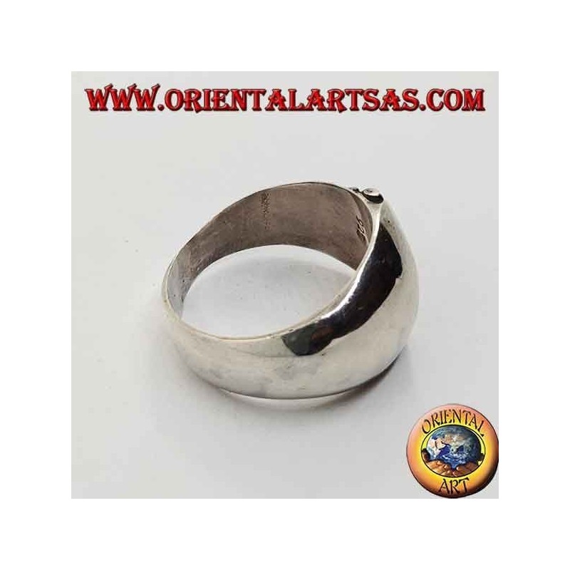 Anillo de plata con una banda convexa en el frente con una línea curva de puntos
