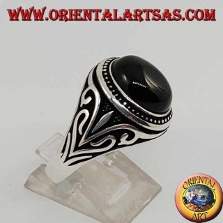 Silberring mit ovalem Cabochon-Onyx mit seitlichen Verzierungen
