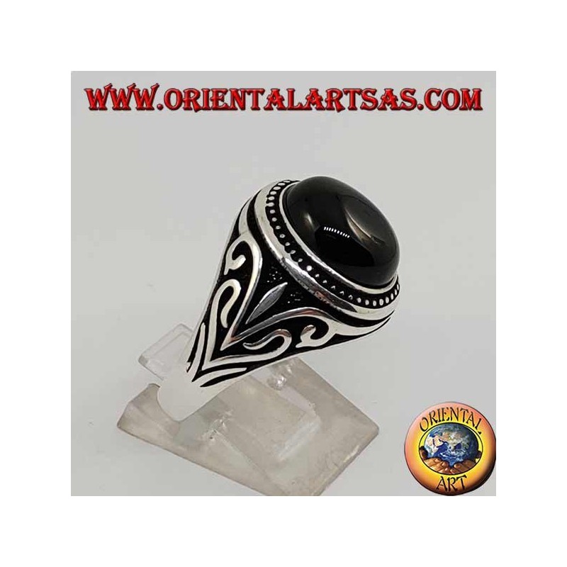 Bague en argent avec cabochon ovale onyx avec décorations latérales