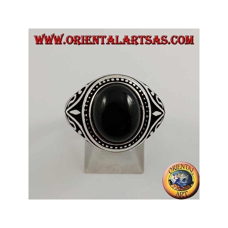 Anello in argento con onice ovale a cabochon con decori laterali