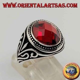 Bague en argent avec cabochon grenat synthétique à facettes avec décorations latérales