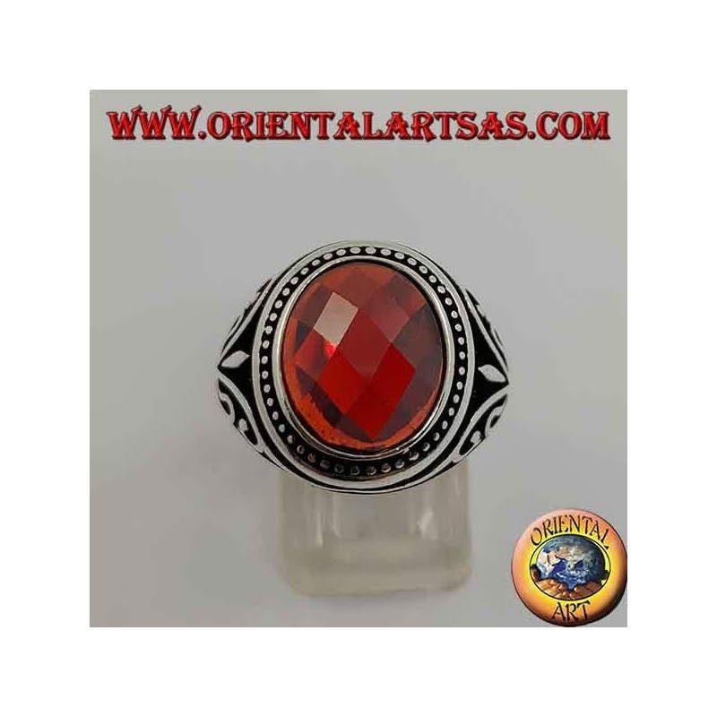 Bague en argent avec cabochon grenat synthétique à facettes avec décorations latérales