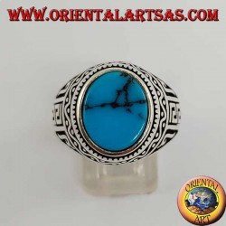 Anillo de plata con turquesa ovalada plana con griego en los lados del anillo.